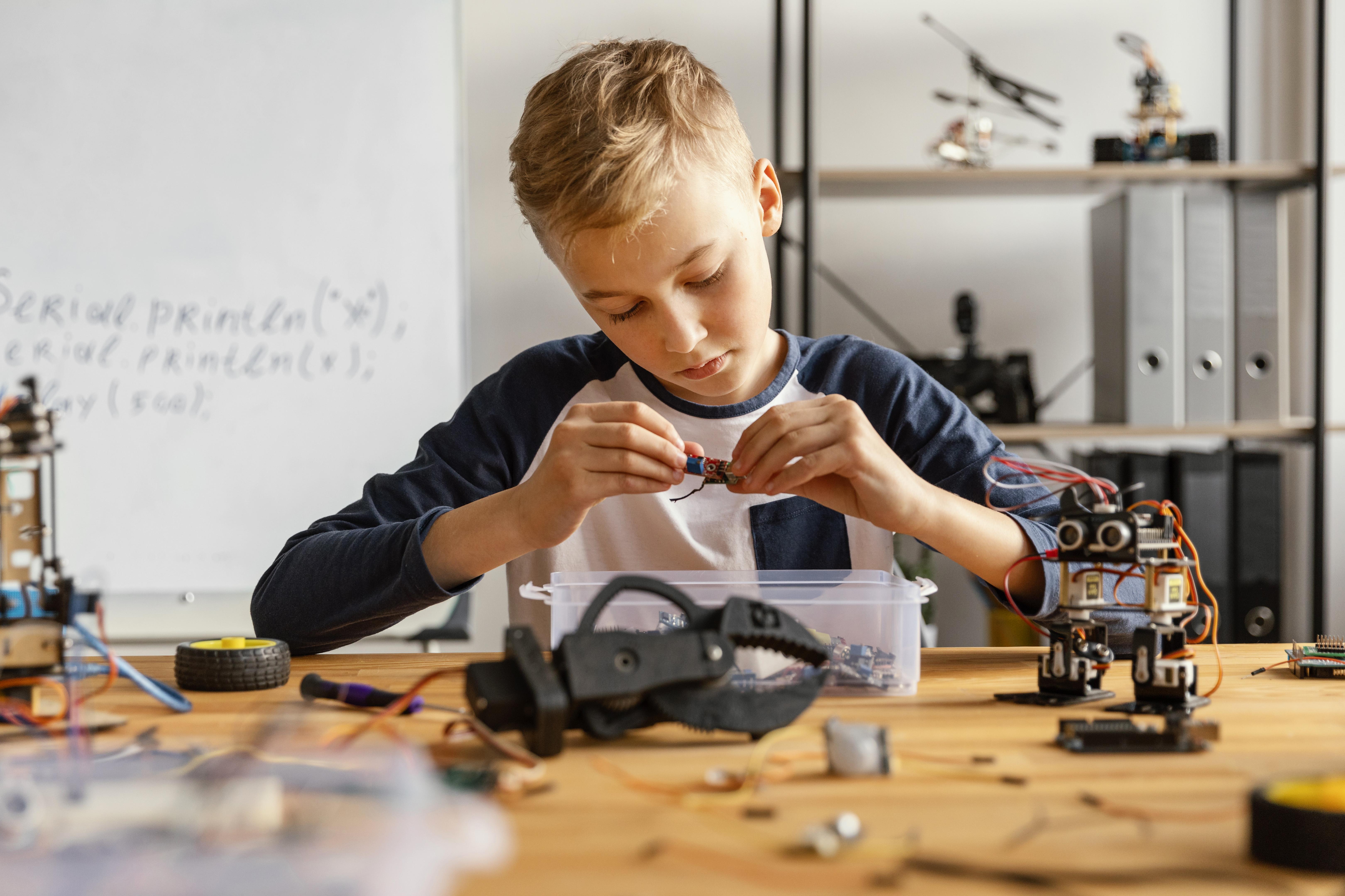 Niño construyendo un robot de juguete